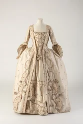 Bata a la francesa de seda tejida a rayas y figuras crema, 1770s